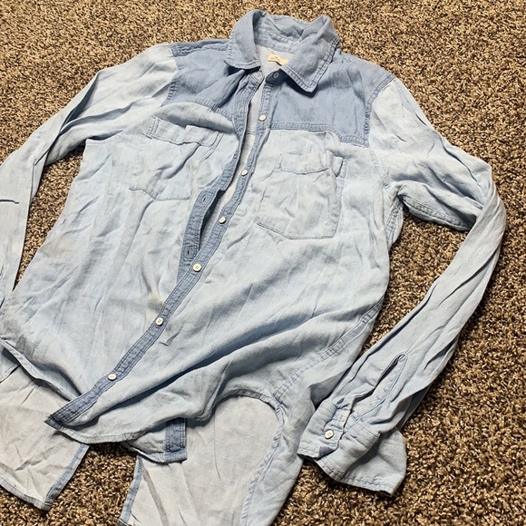 Woman’s Hollister top - Picture 4 of 6